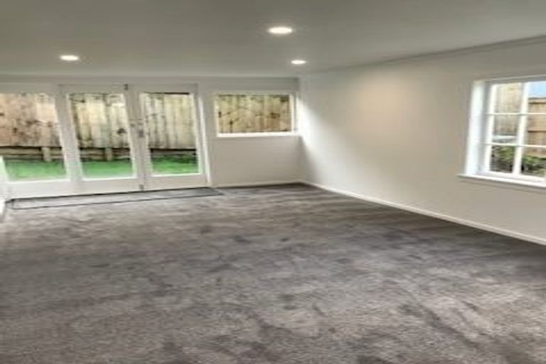 Photo of property in 33 Helleur Road, Massey, Auckland, 0614