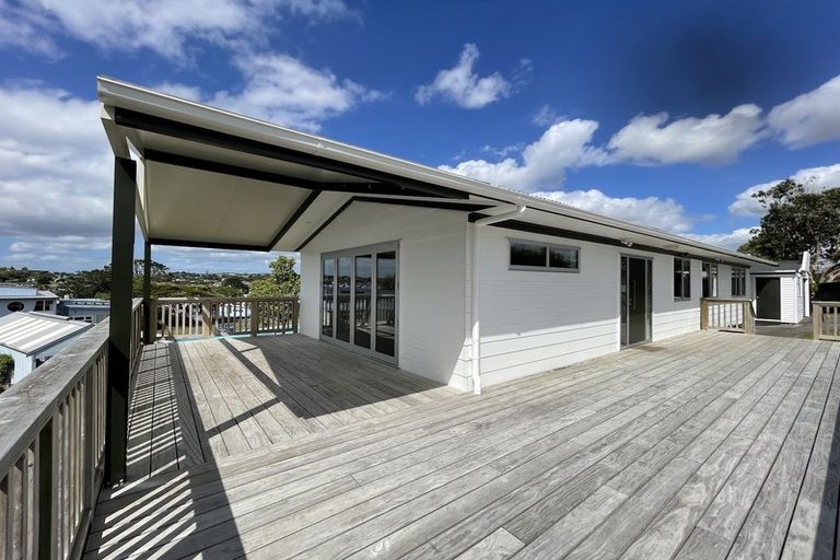 Photo of property in 28 Hueglow Rise, West Harbour, Auckland, 0618