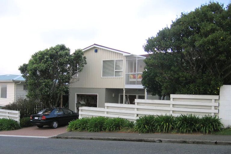 Photo of property in 10 Carluke Street, Paparangi, Wellington, 6037