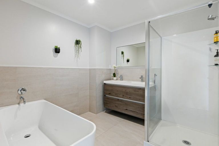 Photo of property in 60 Roberts Road, Matakatia, Whangaparaoa, 0930