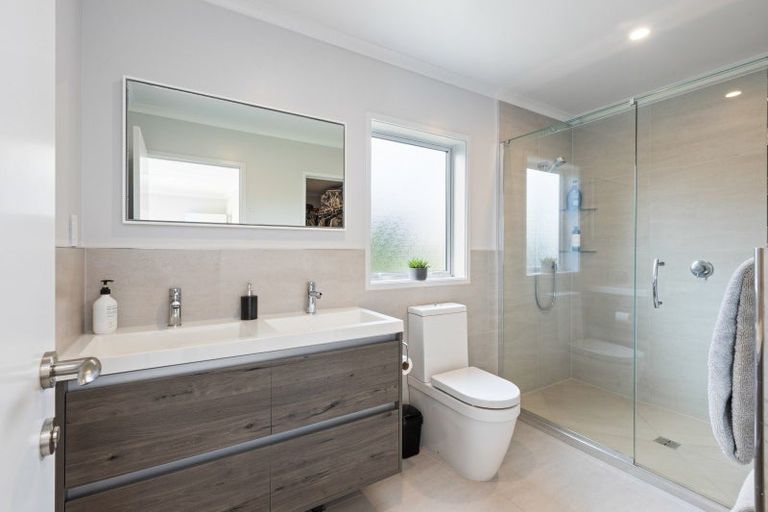 Photo of property in 60 Roberts Road, Matakatia, Whangaparaoa, 0930