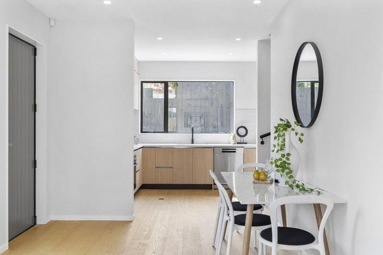 Photo of property in 44d Blakeborough Drive, Forrest Hill, Auckland, 0620