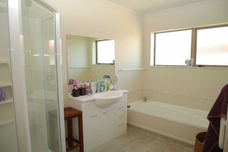 Photo of property in 127 Guildford Drive, Paraparaumu Beach, Paraparaumu, 5032