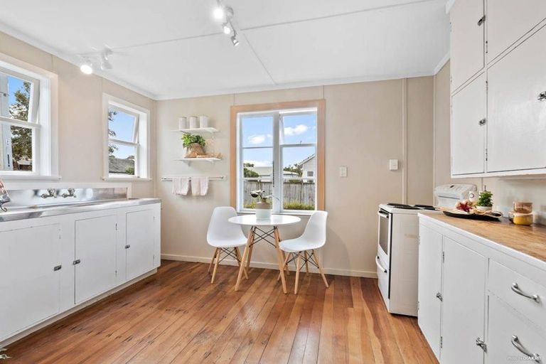 Photo of property in 21 Fairfax Avenue, Northcote, Auckland, 0627