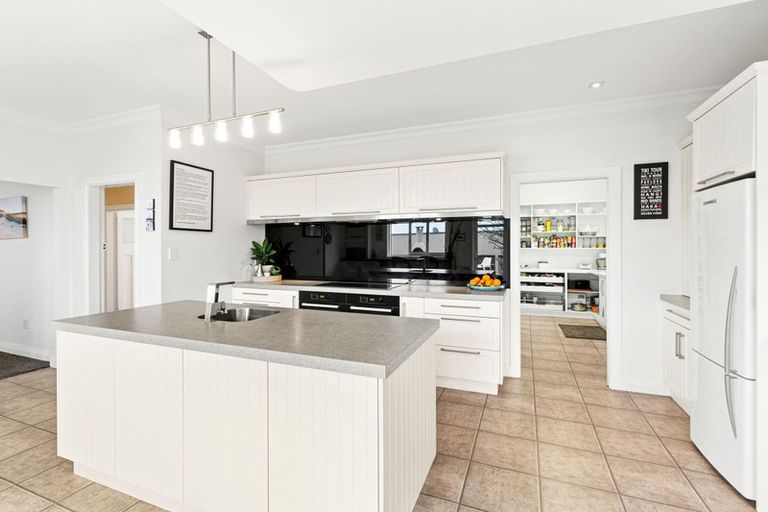 Photo of property in 18 South Road, Moturoa, New Plymouth, 4310