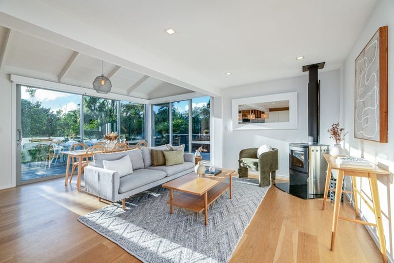 Photo of property in 22 Woodfern Crescent, Titirangi, Auckland, 0604