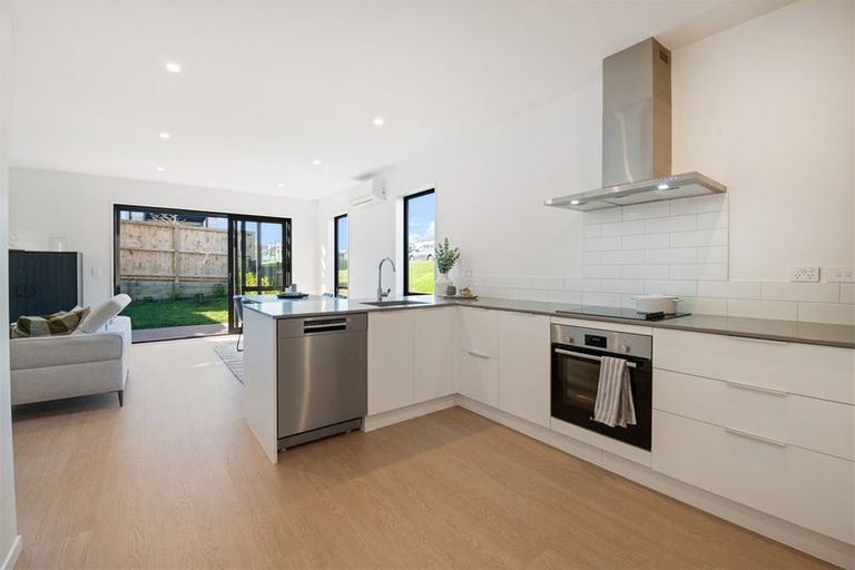 Photo of property in 2/529g Massey Road, Mangere, Auckland, 2022