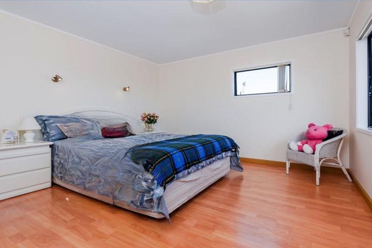 Photo of property in 20b Kallaroo Place, Botany Downs, Auckland, 2010