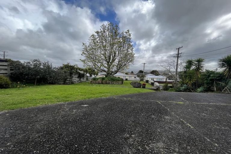 Photo of property in 1 Gaede Terrace, Sunnyvale, Auckland, 0612
