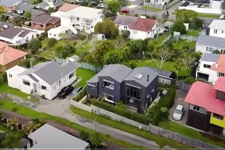 Photo of property in 21a Old Lake Road, Narrow Neck, Auckland, 0624