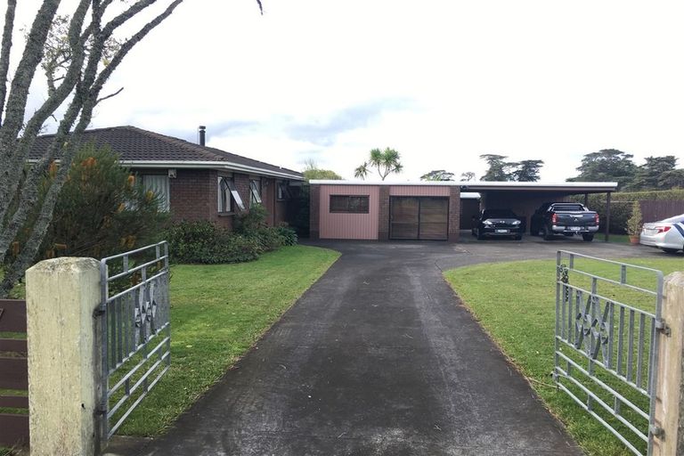 Photo of property in 679 Waitakere Road, Kumeu, 0891