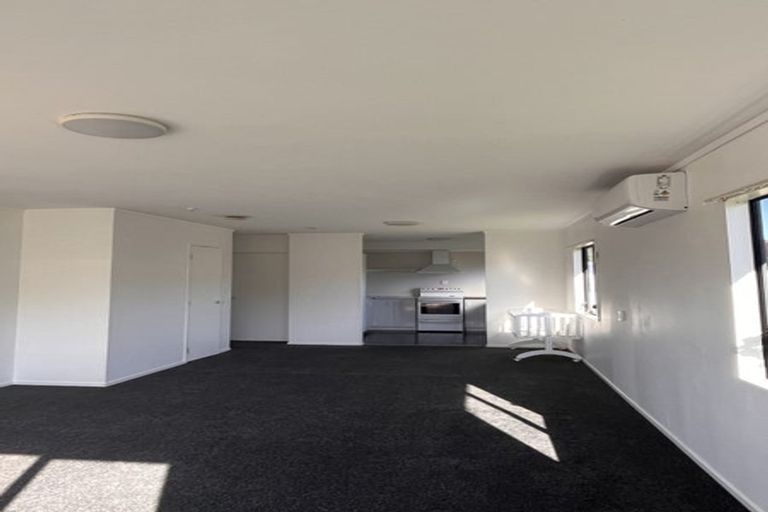 Photo of property in 1 Loughanure Place, Massey, Auckland, 0614