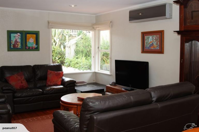Photo of property in 2/18 Limmer Place, Browns Bay, Auckland, 0632