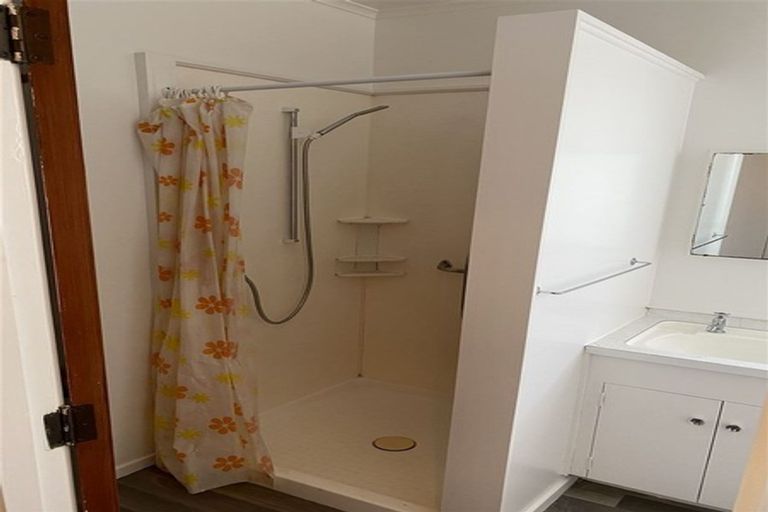 Photo of property in 2/16 Northall Road, New Lynn, Auckland, 0600