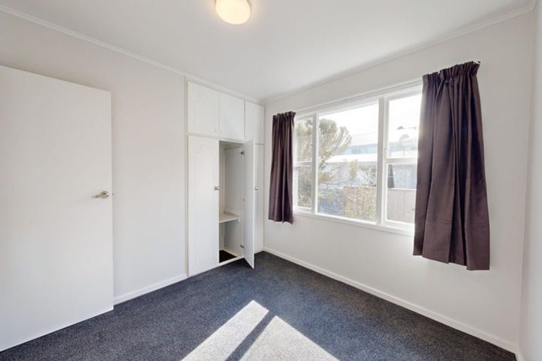 Photo of property in 21 Akaroa Drive, Maupuia, Wellington, 6022