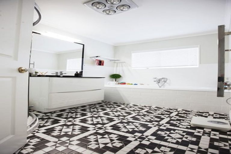 Photo of property in 2 Taroka Close, Pinehill, Auckland, 0632