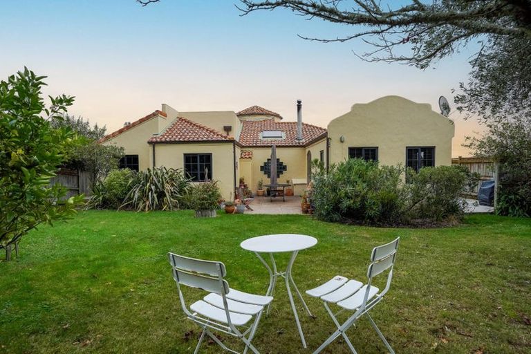 Photo of property in 16 La Lena Grove, Fitzherbert, Palmerston North, 4410