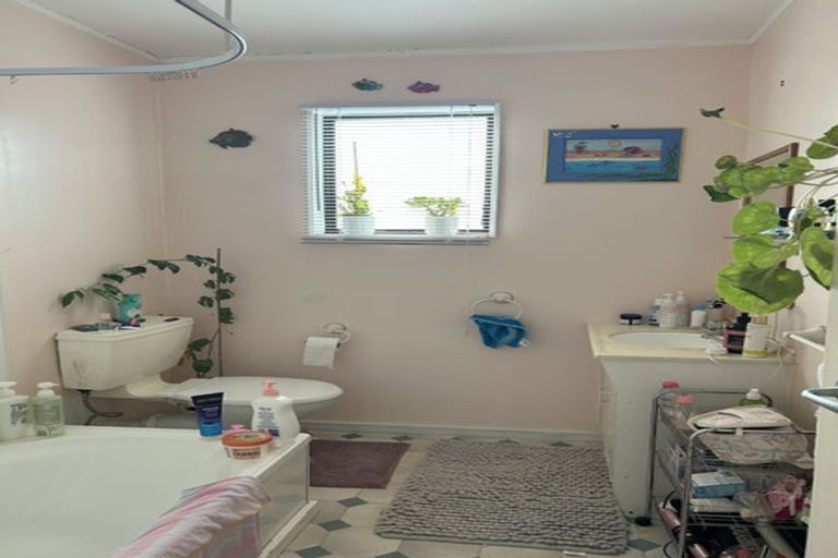 Photo of property in 10 Rangitane Street, Maupuia, Wellington, 6022