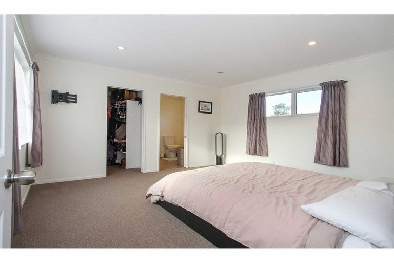 Photo of property in 40 Roberts Road, Glenfield, Auckland, 0629