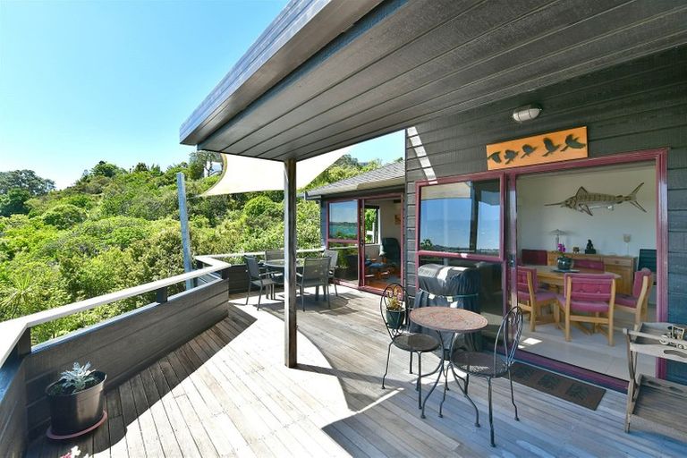 Photo of property in 71 Roberts Road, Matakatia, Whangaparaoa, 0930