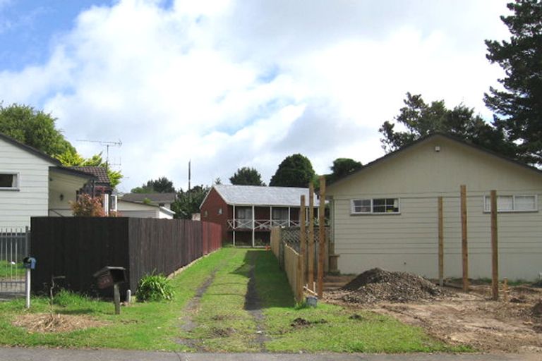 Photo of property in 35 Claverdon Drive, Massey, Auckland, 0614