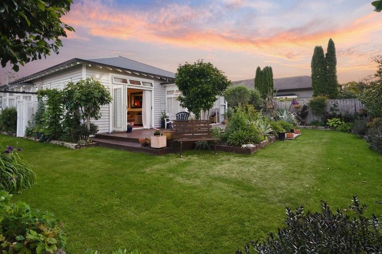 Photo of property in 127 Weston Road, St Albans, Christchurch, 8052