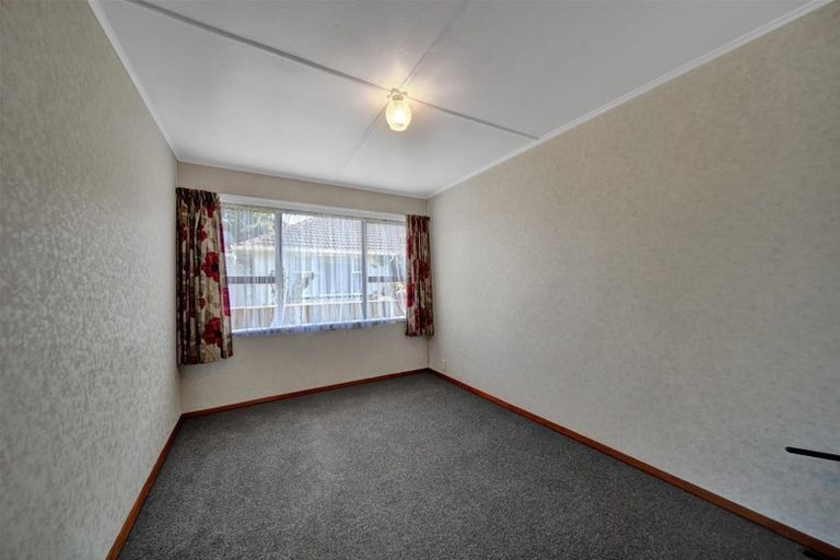 Photo of property in 1 Robbins Crescent, Hawera, 4610