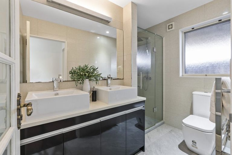 Photo of property in 627a Glenfield Road, Totara Vale, Auckland, 0629