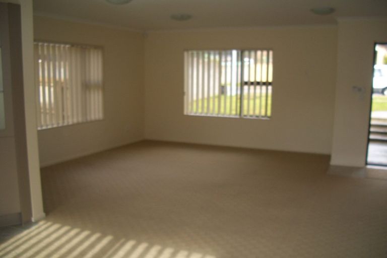 Photo of property in 5 Burton's Drive, Swanson, Auckland, 0614