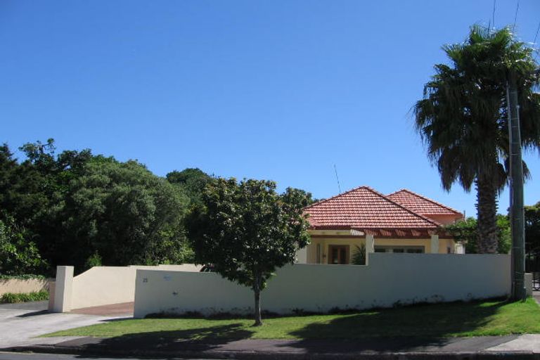 Photo of property in 1/15 Sylvan Park Avenue, Milford, Auckland, 0620