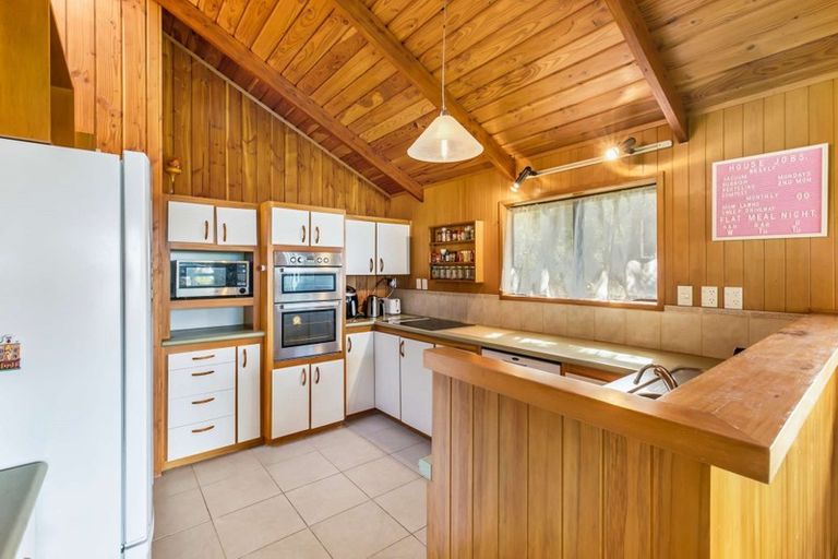 Photo of property in 82 Wade River Road, Stanmore Bay, Whangaparaoa, 0932