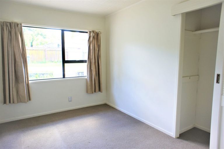 Photo of property in 26 Lambrown Drive, Totara Vale, Auckland, 0629