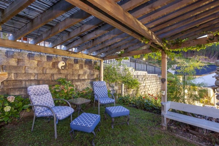 Photo of property in 72 Kakariki Grove, Waikanae, 5036