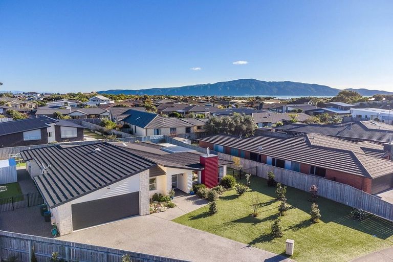 Photo of property in 14 Petrel Close, Paraparaumu Beach, Paraparaumu, 5032