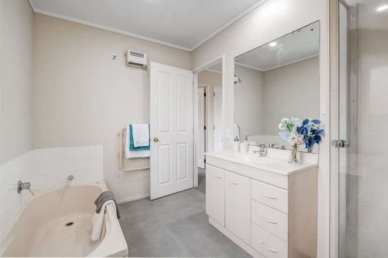 Photo of property in 36 Woodstock Road, Forrest Hill, Auckland, 0620