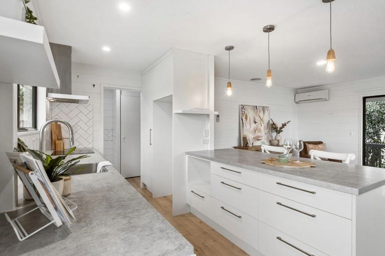 Photo of property in 2/21 Tahu Crescent, Sunnynook, Auckland, 0620