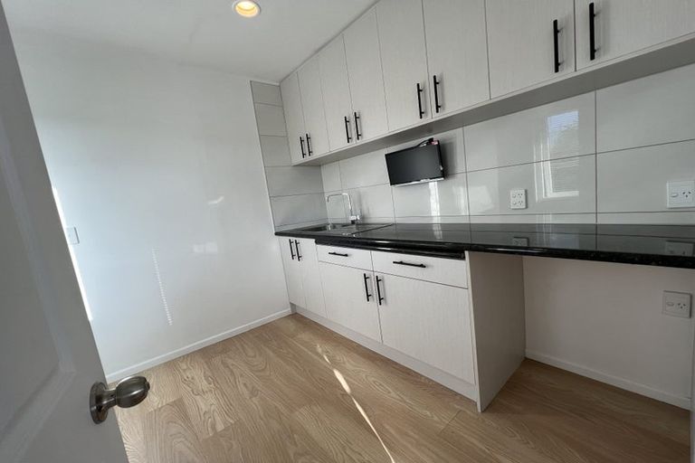 Photo of property in 2/13 Sunnyside Road, Sunnyvale, Auckland, 0612