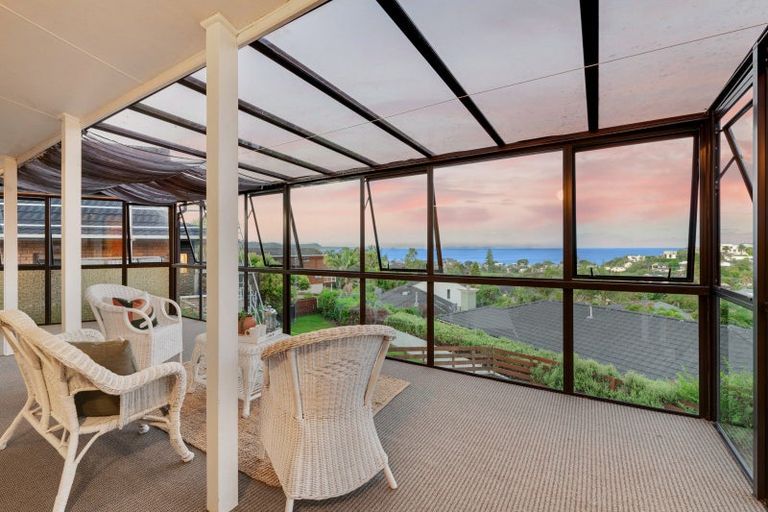 Photo of property in 15 Higham Ferrers Place, Red Beach, 0932