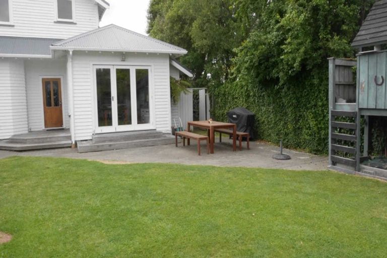 Photo of property in 22 Saint Andrews Square, Strowan, Christchurch, 8052