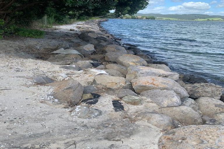 Photo of property in 42 Karoro Road, One Tree Point, 0118