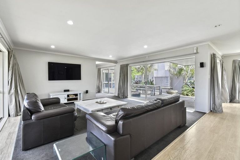 Photo of property in 1 Frank Knight Place, Waiuku, 2123