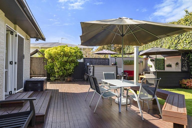 Photo of property in 38 Seaview Road, Marfell, New Plymouth, 4310