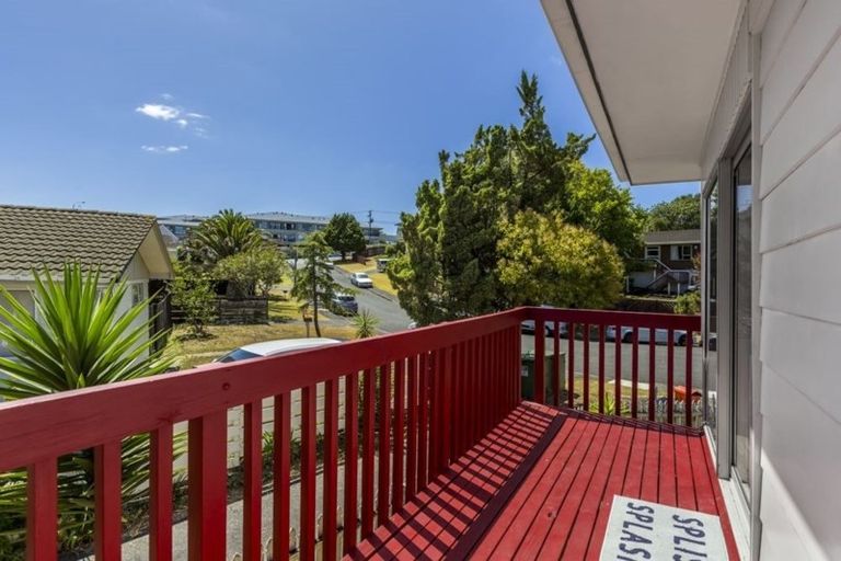 Photo of property in 1/9 Embassy Place, Glenfield, Auckland, 0629