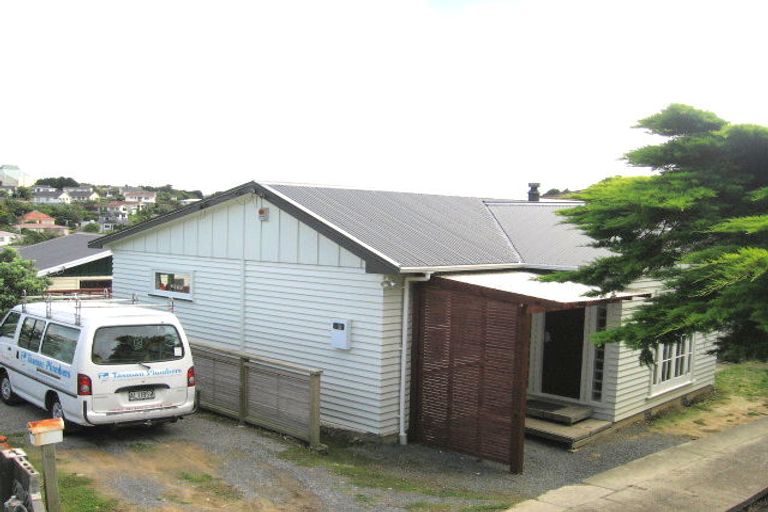 Photo of property in 1 Warrington Grove, Newlands, Wellington, 6037