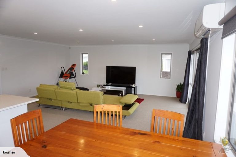 Photo of property in 27a Kirrie Avenue, Te Atatu South, Auckland, 0610