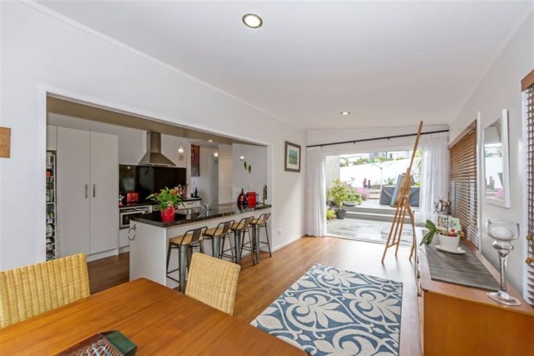 Photo of property in 2/31 Oteha Valley Road, Northcross, Auckland, 0632