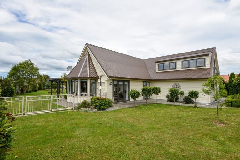 Photo of property in 8 Daffodil Grove, Carterton, 5713