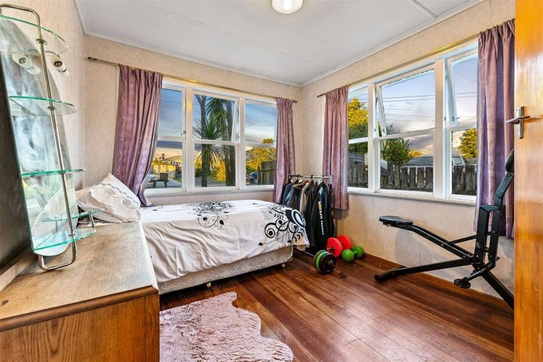 Photo of property in 18 Albert Road, Kelston, Auckland, 0602