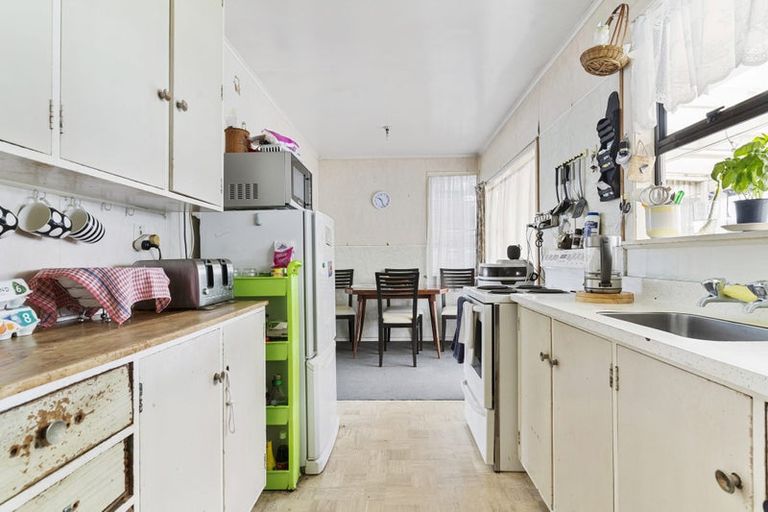 Photo of property in 2 Kirton Crescent, Manurewa, Auckland, 2102