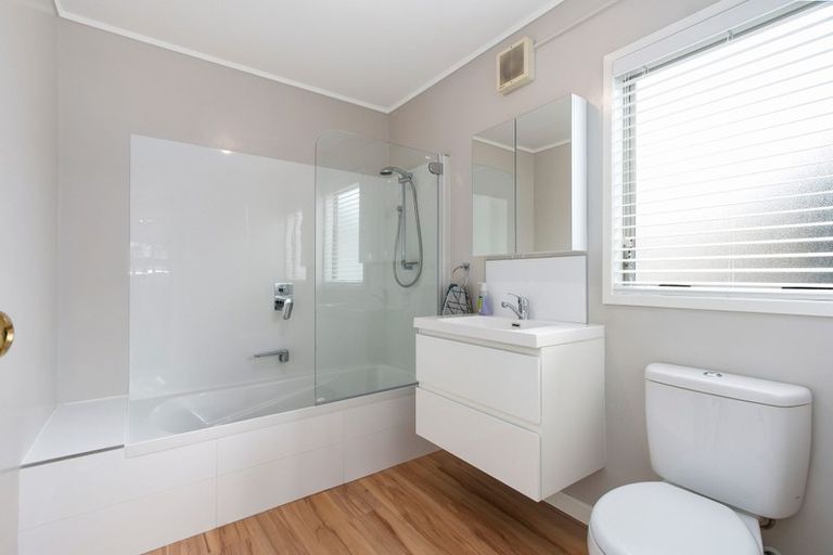 Photo of property in 13 Caspian Close, New Lynn, Auckland, 0600